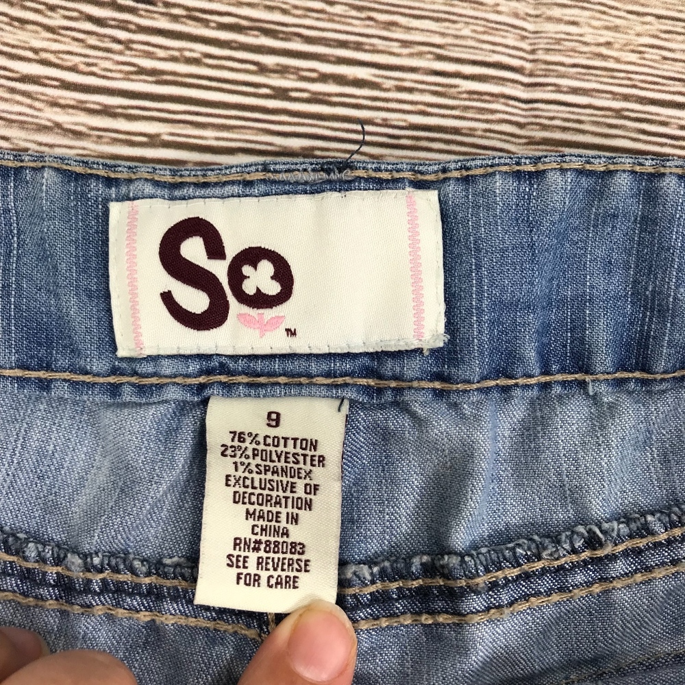 •• SO Light Wash Distressed Jean Shorts - Picture 2 of 5